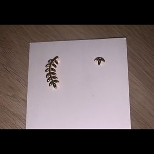 URBAN OUTFITTERS GOLD PLATED LEAF EAR CRAWLER EARRINGS